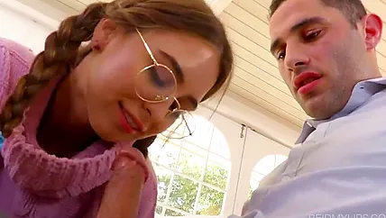 Миловидная студентка Riley Reid полюбила анальный секс