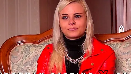 Белокурая студентка Elina Sweet впервые проходит порно собеседование