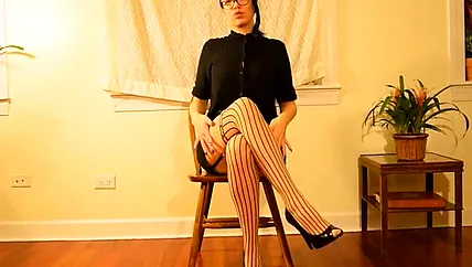 Мастурбация дырок жопастой бляди перешла в фистинг