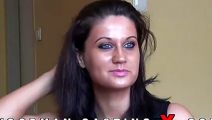 Будущая порнозвезда Madlin на секс кастинге разводит ноги в стороны