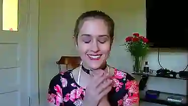 Молодая сучка Lindsey Love разделась перед веб камерой чтобы дрочить