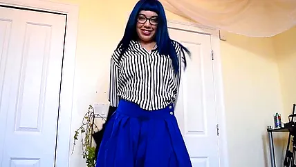 Очкастая секретарша тренируется с секс игрушкамии и ждет шефа