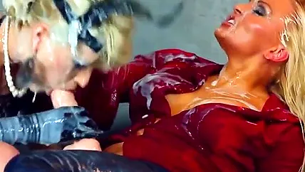 Лесбийское порно страпоном, от которого обе бабы получают оргазм