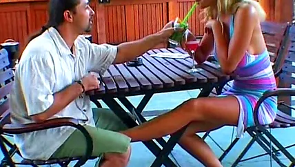 Красотка Christina Blond сосет хуй пикапера и ебется во все щели