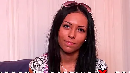 Хрупкая брюнетка с красивым лицом Bailey проходит секс тренинг