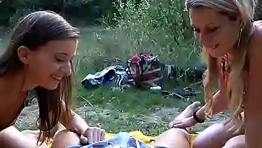 Телки пришли на берег реки и еблись с мужиком в дырки