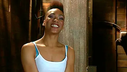 Госпожа и рабыня Nikki Darling, Lorelei Lee ебутся и кончают публично