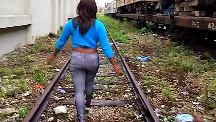 Публичное раздевание чернокожей бабы и игра с грудями