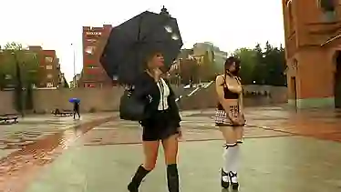 Полуголая рабыня Zenda Sexy гуляет под дождем и трахается в клубе