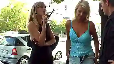 Госпожа ебет рабыню Luci Angel рукой в жопу на бдсм шоу
