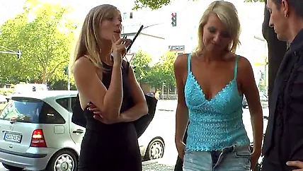 Госпожа и рабыня делают публичный фистинг во время бдсм сессии