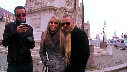 Нимфоманок Aleska Diamond, Black Angelika мужики ебут по очереди