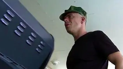 Тип в кепке забыл об уставе, когда увидел голую бабу перед собой