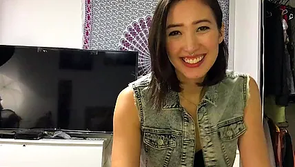 Восточная брюнетка дрочит хер приятеля рукой и глотает залупу