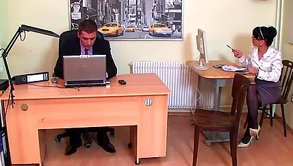 Групповуха с золотым дождем случилась в офисе во время работы