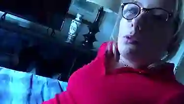 Блондинка дрочила писю пальцами и сосала хуй парня дома