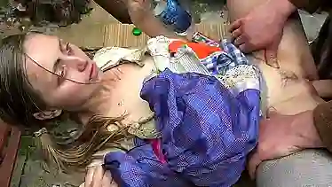 Среди грязи мужики старые трахаются с молодыми бабами и кончают.