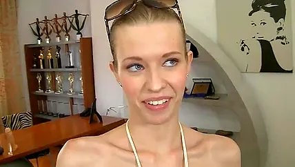 Нежная молодая шлюшка проходит хардкор кинопробы