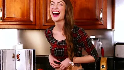 Шатенка гладит маленькие сиськи и начинает дрочить манду