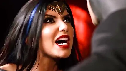 Нимфоманка с большой грудью устроила карнавальное порно с парнями