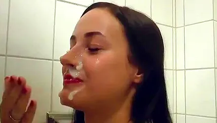 Чувак заливает спермой лицо подруги после ебли в кабинете