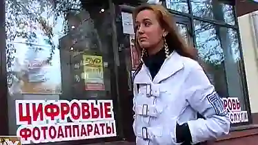 Русская шлюшка в кружевных чулочках ебется в осеннем Питере