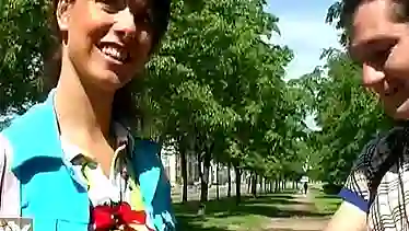 Худенькая русская чувиха трахается с байкером на пустыре