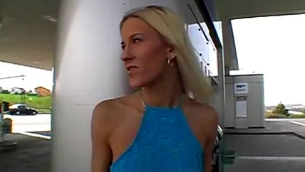 Светлая красотка с небритой киской насаживается на хер в туалете