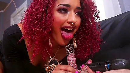 Послушный раб весь раскраснелся пока его трахали в жопу