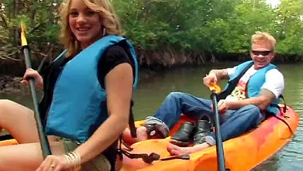 Факер обкончал опытную подругу после экскурсии на реке