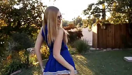 Стройная студентка кончает на члене небритого факера