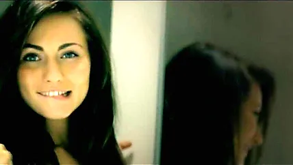 Молодая красавица теребит клитор и кончает без мужика перед камерой