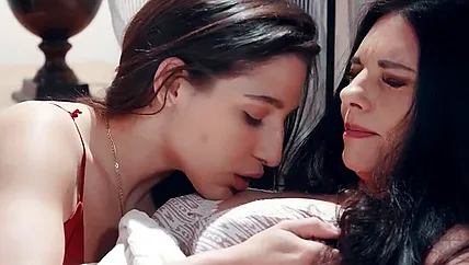 Первый секс со страпоном понравился горячим брюнеткам