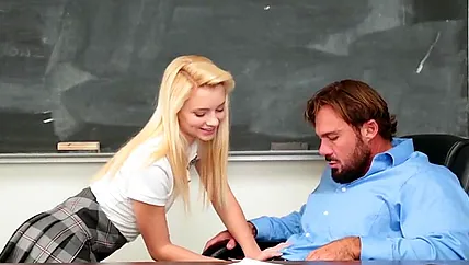 Мускулистый преподаватель предложил худенькой блондинке ебать пизду