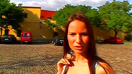 Рыжая шалава между деревьев ебется с молодым поклонником