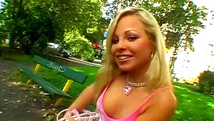 Студентка с возбужденными сосками сосет хуй в сквере и трахается