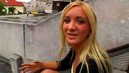 Белокурая шалава согласилась получить секс в подъезде