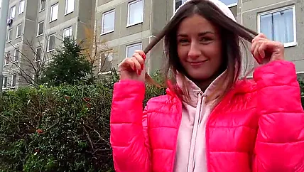 Русская студентка делает минет пикаперу и трахается с парнем