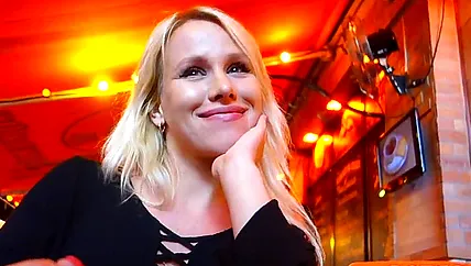 Снял в кафе русскую красотку и помел пизду с жопой