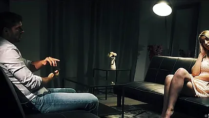 На деловой встрече молодая бизнес леди делает минет и ебется