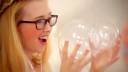 Зрелый любовник трахает белокурую молодую подружку до оргазма