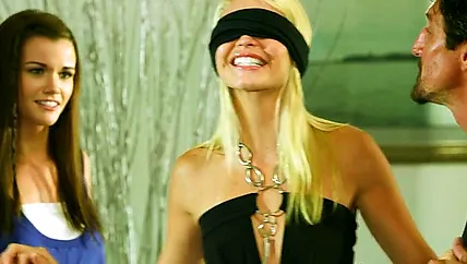 Мужик кончает на лицо белокурой бляди после траха киски