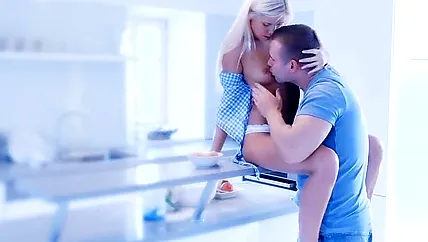 Сексуальный десерт и ебля на столе для смазливой бляди