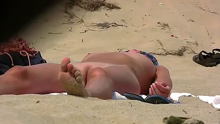 Тайная съемка на публике обнаженных красоток на пляже