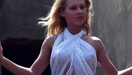 Изящная порно модель дрочила и позировала в развалинах