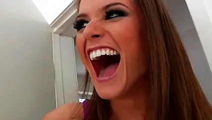 Белозубая сучка получает анальный оргазм по ходу секса