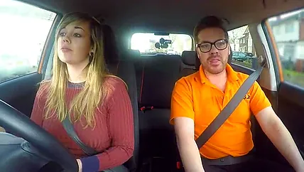 Красотка не может водить машину, но прекрасно сосет хуй и ебется