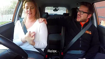 Парень научил шалаву водить машину и заодно вдул сучке