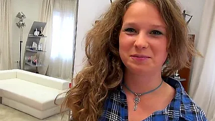 Сексуальная дебютантка кончает от секса на кастинге