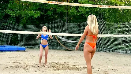 Девушки на пляже играли в мяч и трахались с мужчиной